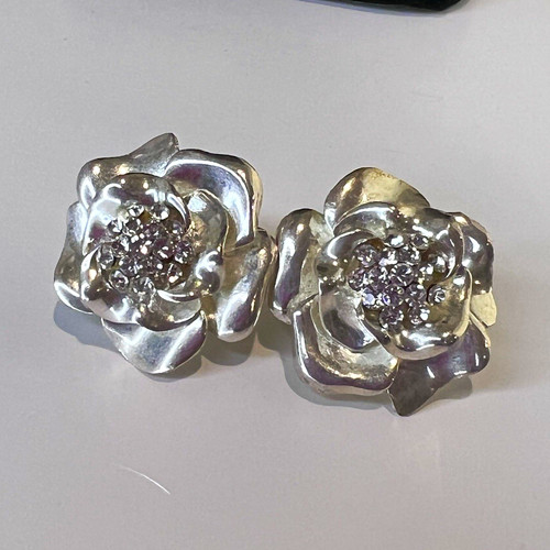 Silver tone flower clip - silver, on